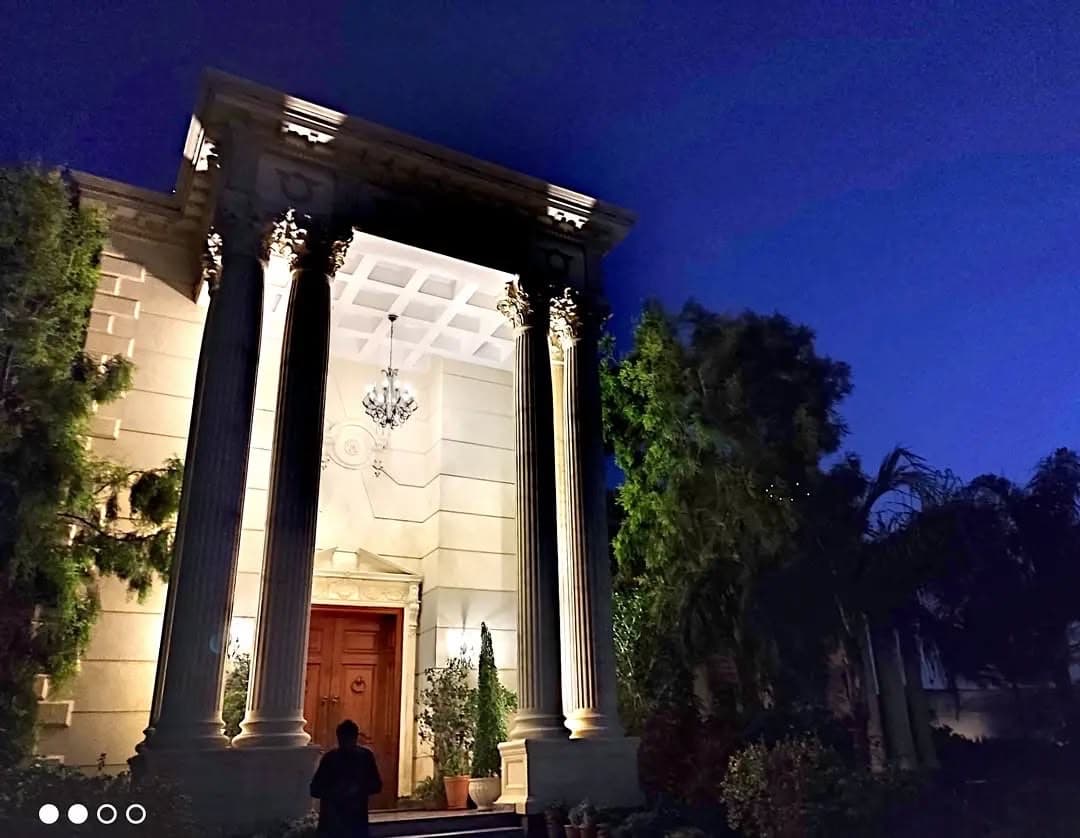 Classical columns and entrance: Das Kapital