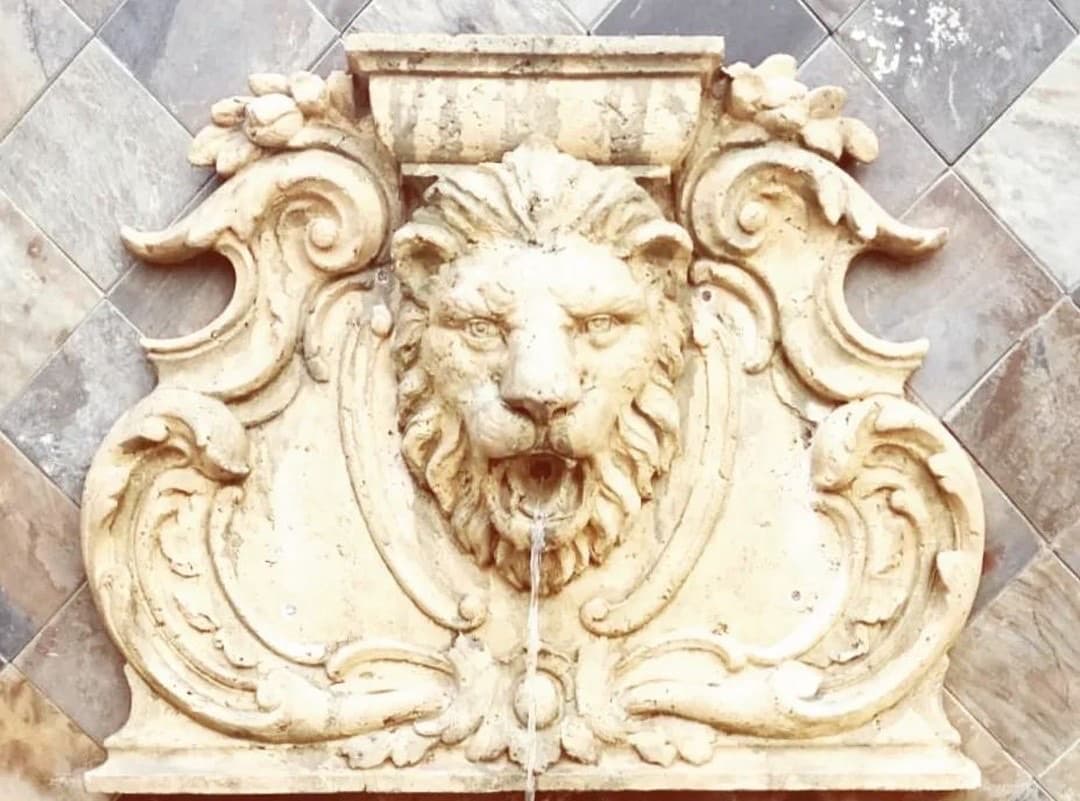 Classical stone fountain: The Lions Roar