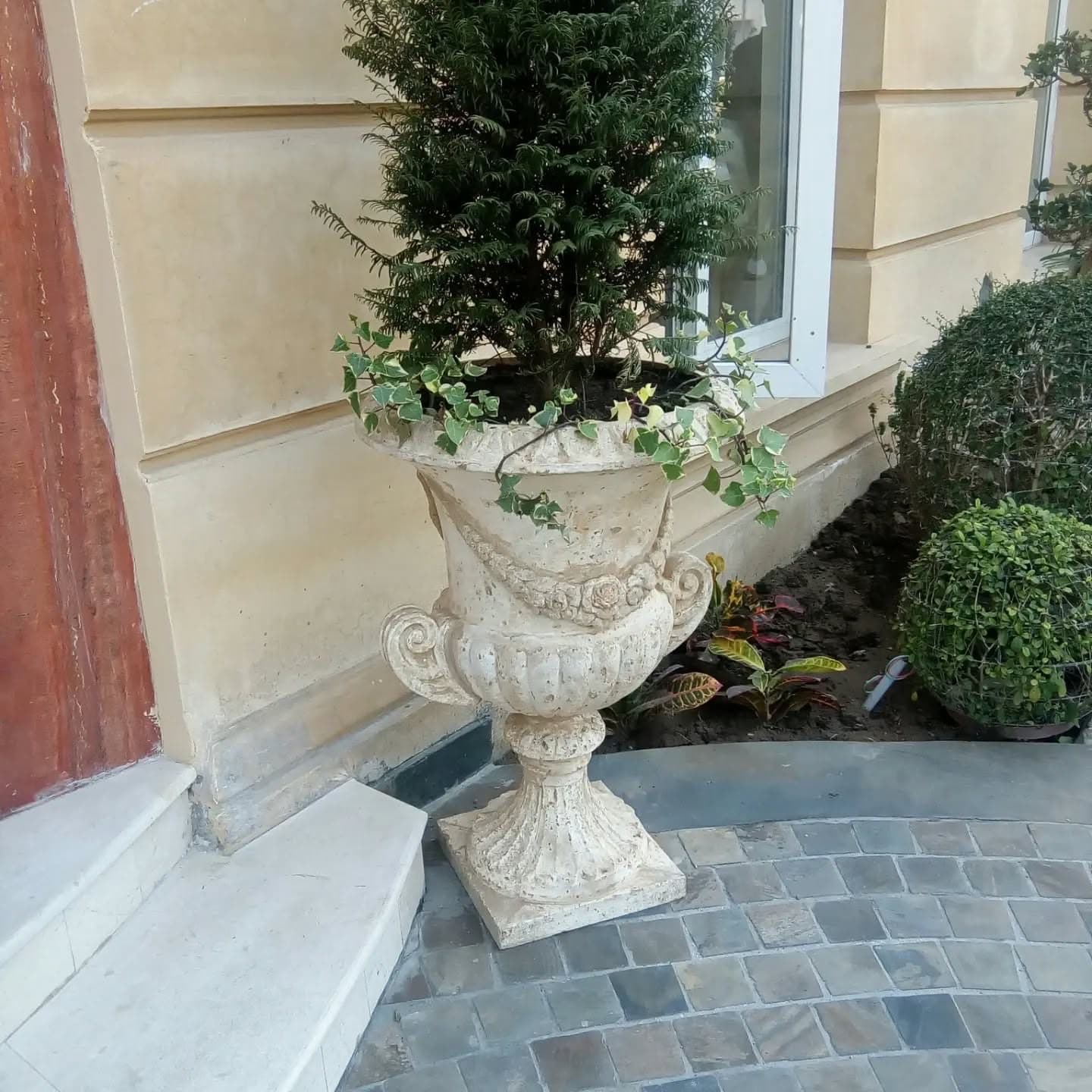 Classical urn planter