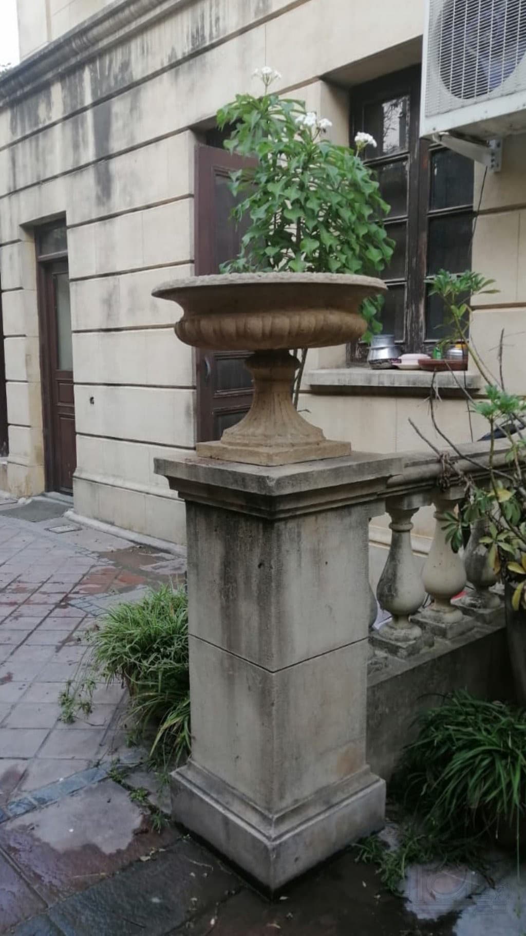 Classical urn planter