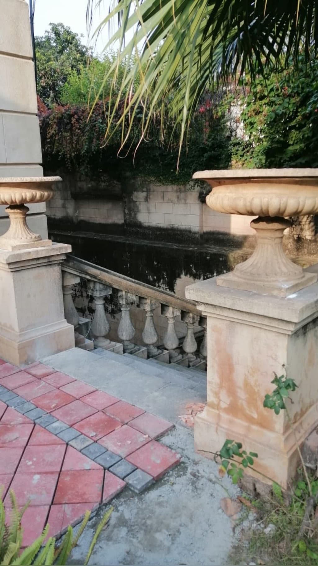 Classical urn planter